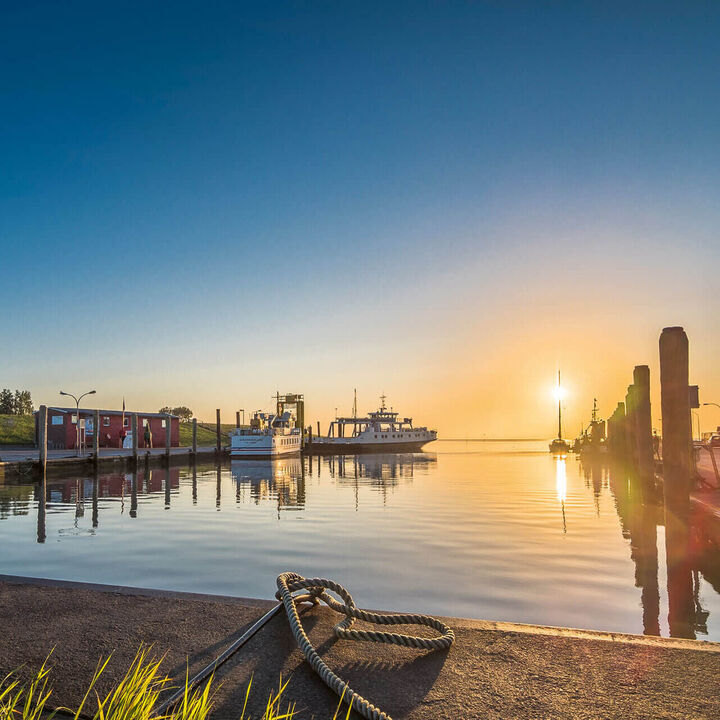 Sonnenaufgang am Hafen der Nordseeinsel Pellworm