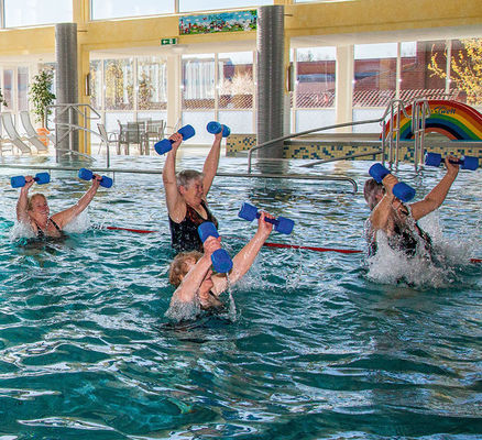 Bild von Teilnehmern der Wassergymnastik. PelleWelle Freizeitbad auf der Nordseeinsel Pellworm.