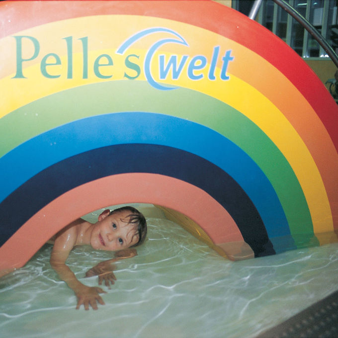 Bild vom Kleinkinderbecken mit Regenbogenrutsche. PelleWelle Freizeitbad auf der Nordseeinsel Pellworm.