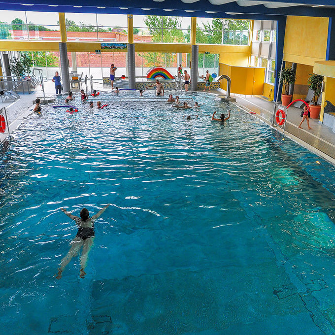 Bild vom Becken des Freizeitbads PelleWelle während des Schwimmbetriebs. Mit Blick auf den Kleinkindbereich.