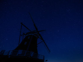 Bild von der Nordermühle bei Nacht mit klarem Sternenhimmel im Hintergrund