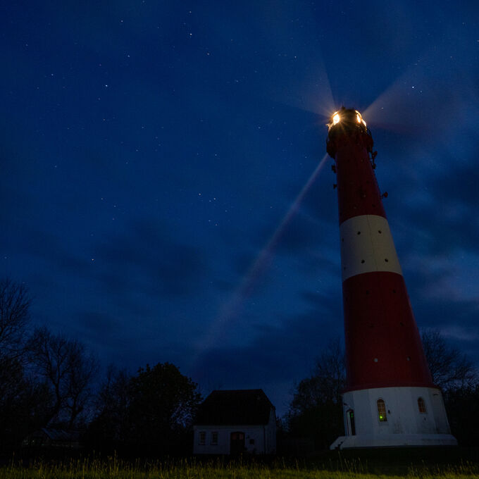Leuchtturm von Pellworm nachts bei klarem Himmel
